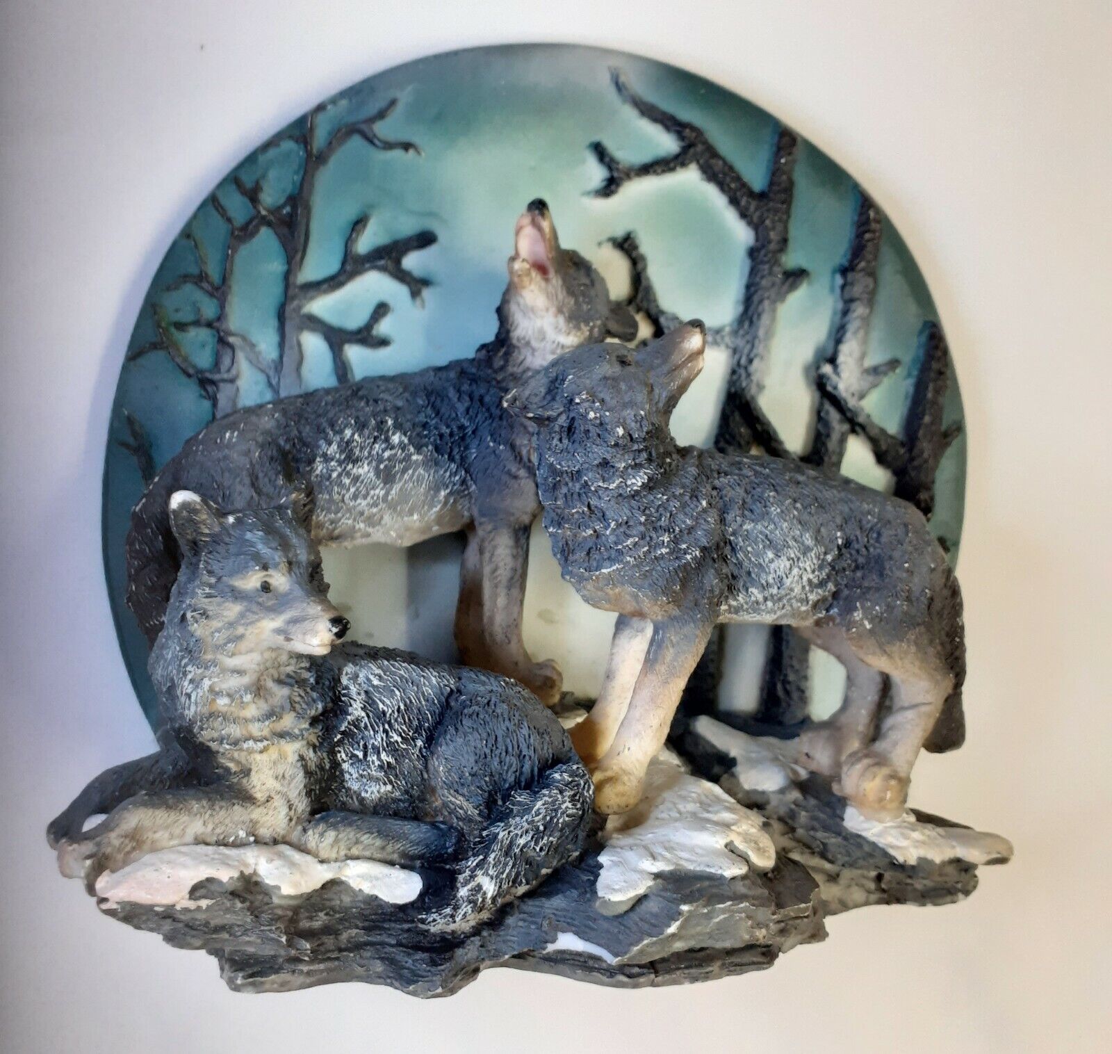 Decorative 3d 3 Wolf Figurine Statue With Forest Background Resin